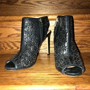 Ann Taylor: (8:5) Black Leather Filigree Cut Heels